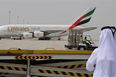 Máy bay của hãng hàng không Emirates tại sân bay quốc tế ở Dubai ngày 2/3/2020. (Ảnh: AFP/TTXVN)