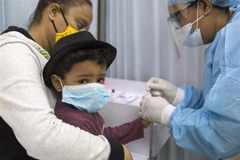 Một trẻ nhỏ được lấy mẫu xét nghiệm COVID-19 tại La Vega, CH Dominica ngày 5/5/2020. (Ảnh: AFP/TTXVN)