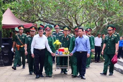 Nguyên Chủ tịch nước Trương Tấn Sang và lãnh đạo tỉnh Hà Giang cùng các đại biểu đưa hài cốt các liệt sỹ về an táng tại Nghĩa trang Liệt sỹ quốc gia Vị Xuyên (Hà Giang). (Ảnh: Minh Tâm/TTXVN)