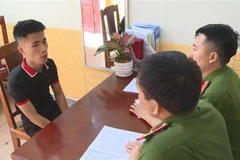 Đối tượng Trần Trần Quốc Tuấn bị lực lượng công an bắt giữ. (Ảnh: Trịnh Duy Hưng/TTXVN phát)