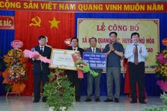 Lãnh đạo UBND tỉnh Phú Yên trao bằng công nhận đạt chuẩn nông thôn mới nâng cao cho đại diện chính quyền xã Hòa Quang Bắc. (Ảnh: TTXVN phát)
