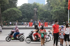 Khu vực hồ Hoàn Kiếm lượng khách du lịch và người dân tăng cao dịp nghỉ lễ 30/4 và 1/5. (Ảnh: Thành Đạt/TTXVN)