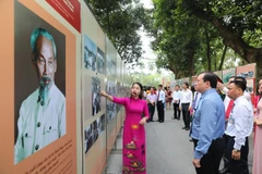 Các đại biểu tham quan triển lãm ảnh về Chủ tịch Hồ Chí Minh tại Khu di tích Chủ tịch Hồ Chí Minh. (Ảnh: Thành Đạt/TTXVN)