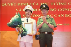 Đại tướng Tô Lâm, Ủy viên Bộ Chính trị, Bí thư Đảng ủy Công an Trung ương, Bộ trưởng Bộ Công an trao Quyết định của Thủ tướng Chính phủ bổ nhiệm tân Thứ trưởng Bộ Công an Trần Quốc Tỏ. (Ảnh: Doãn Tấn/TTXVN)