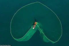 Những bức tranh mê hoặc từ lưới đánh cá trên vùng biển Việt Nam