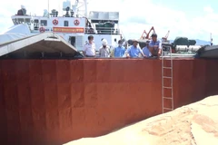 Cảnh sát Biển bắt giữ 250 tấn đường cát không rõ nguồn gốc