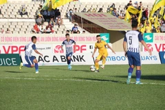 Một pha đi bóng của cầu thủ Sông Lam Nghệ An. (Ảnh: Nguyễn Oanh/TTXVN)