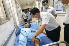 Lãnh đạo Sở Y tế Đồng Nai thăm hỏi những nạn nhân bị thương đang cấp cứu tại bệnh viện. (Ảnh: Sỹ Tuyên/TTXVN)