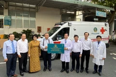 Trao xe cứu thương do Công ty Cổ phần Địa ốc Phú Long tài trợ cho bệnh viện Nhân dân 115. (Ảnh: Hồng Giang/TTXVN)