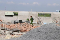 Cơ quan điều tra Công an tỉnh Đồng Nai khám nghiệm hiện trường sáng 15/5. (Ảnh: Sỹ Tuyên/TTXVN)