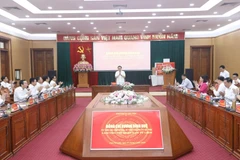 Bí thư Thành ủy Hà Nội Vương Đình Huệ chủ trì buổi làm việc với Ban Thường vụ Quận ủy Nam Từ Liêm. (Ảnh: Văn Điệp/TTXVN)