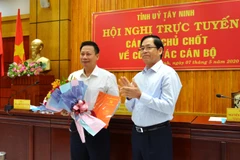 Bí thư Tỉnh ủy Tây Ninh Phạm Viết Thanh trao Quyết định của Ban Bí thư Trung ương Đảng bổ nhiệm chức vụ Phó Bí thư Tỉnh ủy cho ông Nguyễn Thanh Ngọc. (Ảnh: Lê Đức Hoảnh/TTXVN)