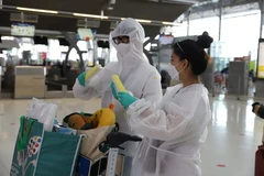 Một số công dân trang bị rất đầy đủ đồ bảo hộ. (Ảnh: Hữu Kiên/TTXVN)