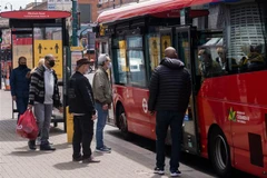 Người dân đeo khẩu trang phòng lây nhiễm COVID-19 khi đi xe buýt tại London, Anh ngày 17/5/2020. (Ảnh: THX/ TTXVN)