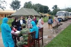 Tiếp nhận công dân từ các nước về để cách ly tập trung tại Sư đoàn 390 (Quân đoàn I). (Ảnh: Hoa Mai/TTXVN)