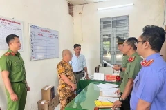 Cơ quan An ninh Điều tra, Công an tỉnh Quảng Ngãi thi hành lệnh bắt bị can để tạm giam đối với đối tượng L.Q.H. (Ảnh: TTXVN phát)