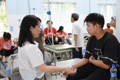 Hàng chục công nhân Công ty Trách nhiệm hữu hạn Pin Yuan Việt Nam (Khu công nghiệp Nam Đồng Phú, huyện Đồng Phú) nhập viện cấp cứu sau khi ăn cơm trưa 23/7. (Ảnh: Nhật Bình/TTXVN)