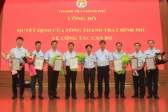 Phó Tổng Thanh tra Chính phủ Bùi Ngọc Lam chúc mừng 7 cán bộ được điều động, bổ nhiệm lần này. (Nguồn: Thanh tra Chính phủ)