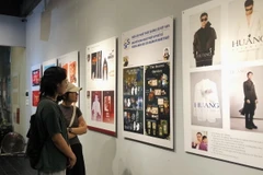 Khách tham quan triển lãm. (Ảnh: Phương Lan/TTXVN)