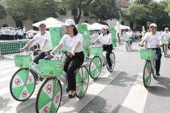 Các đại biểu đạp xe hưởng ứng chiến dịch truyền thông phòng, chống tác hại thuốc lá. (Ảnh: TTXVN phát)