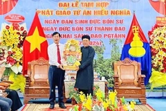 Phó Chủ tịch Ủy ban Nhân dân tỉnh An Giang Lê Văn Phước tặng quà Ban Trị sự Trung ương Phật hội Tứ Ân Hiếu Nghĩa. (Ảnh: TTXVN phát)