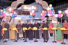 Nghi lễ cắt băng khai mạc Hội chợ. (Ảnh: Xuân Khu/TTXVN)