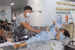 Một bệnh nhi bị tai nạn giao thông khám, điều trị tại Bệnh viện Nhi đồng 2 Thành phố Hồ Chí Minh. (Ảnh: Đinh Hằng/TTXVN)