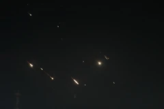 Hệ thống phòng không Iron Dome (Vòm Sắt) của Israel được kích hoạt tại Jerusalem để đánh chặn máy bay không người lái (UAV) và tên lửa từ Iran tối 13/4. (Ảnh: THX/TTXVN)