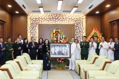 Thường trực Ban Bí thư Trương Thị Mai tặng bức ảnh Bác Hồ với ngành y tế chúc mừng các thầy thuốc Bệnh Trung ương Quân đội 108. (Ảnh: Phương Hoa/TTXVN)