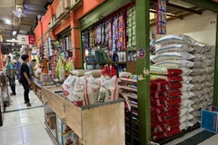 Cửa hàng bán gạo tại chợ truyền thống Santa, khu Selong, Jakarta. (Ảnh: Đỗ Quyên/Vietnam+)