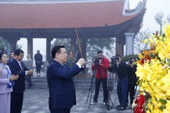 Chủ tịch Quốc hội Vương Đình Huệ dâng hương, dâng hoa tưởng niệm Chủ tịch Hồ Chí Minh. (Ảnh: Nhan Sáng/TTXVN)