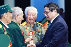 Thủ tướng Phạm Minh Chính gặp mặt, tri ân chiến sỹ Điện Biên, thanh niên xung phong, dân công hỏa tuyến trực tiếp tham gia Chiến dịch Điện Biên Phủ, sáng 17/4, tại thành phố Điện Biên Phủ. (Ảnh: Dương Giang/TTXVN)