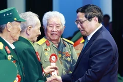 Thủ tướng Phạm Minh Chính gặp mặt, tri ân chiến sỹ Điện Biên, thanh niên xung phong, dân công hỏa tuyến trực tiếp tham gia Chiến dịch Điện Biên Phủ, sáng 17/4, tại thành phố Điện Biên Phủ. (Ảnh: Dương Giang/TTXVN)