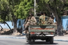 Binh sỹ Somalia tuần tra gần hiện trường vụ tấn công nhằm vào khách sạn ở Mogadishu, Somalia, ngày 15/3. (Ảnh: AFP/TTXVN)