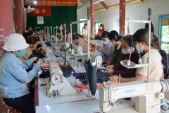 Lớp đào tạo nghề may gia dụng cho phụ nữ dân tộc thiểu số ở xã Ea Hiu, huyện Krông Pắk, tỉnh Đắk Lắk. (Ảnh: Hoài Thu/TTXVN)