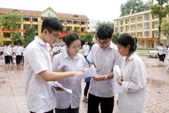 Thí sinh trao đổi bài làm môn Ngữ văn tại điểm thi Trường Trung học Phổ thông Ngô Sỹ Liên, thành phố Bắc Giang. (Ảnh: Đồng Thúy/TTXVN)