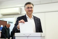 Thủ tướng Croatia Andrej Plenkovic bỏ phiếu bầu Quốc hội tại điểm bầu cử ở Zagreb ngày 17/4. (Ảnh: AFP/TTXVN)
