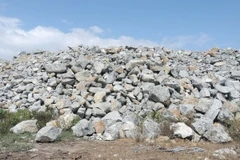 Khối lượng lớn đá do Công ty Trách nhiệm hữu hạn Lý Tuấn ở Quảng Ngãi tập kết sai quy định tại cảng Kỳ Hà, Quảng Nam. (Ảnh: TTXVN phát)