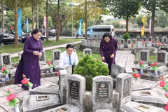 Ông Nguyễn Trọng Nghĩa, Ủy viên Bộ Chính trị, Bí thư Trung ương Đảng, Trưởng Ban Tuyên giáo Trung ương dâng hương các anh hùng liệt sỹ tại Nghĩa trang Liệt sỹ Đồi 82-Tân Biên (Tây Ninh). (Ảnh: Thanh Tân/TTXVN)