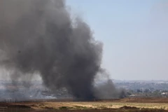 Khói bốc lên sau một cuộc không kích của Israel xuống Dải Gaza. (Ảnh: THX/TTXVN)