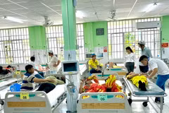 Đội ngũ y, bác sỹ thành phố Thuận An, tỉnh Bình Dương tích cực chăm sóc bệnh nhân vừa nhập viện. (Ảnh: TTXVN phát)