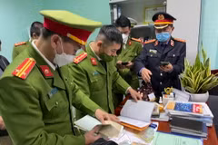 Cơ quan Cảnh sát Điều tra, Công an tỉnh Thừa Thiên-Huế khám xét nơi làm việc của hai đối tượng tại trụ sở CDC Thừa Thiên-Huế hồi tháng 2/2022. (Ảnh: TTXVN phát)