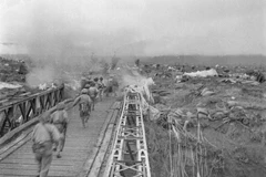 Bộ đội ta vượt qua cầu Mường Thanh, tấn công vào Sở chỉ huy Tập đoàn cứ điểm Điện Biên Phủ, chiều 7/5/1954. (Ảnh: Tư liệu TTXVN)