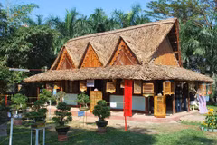 Một ngôi nhà làm từ dừa nước. (Nguồn: Báo Đắk Lắk)