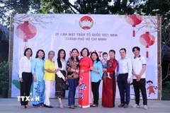 Sinh viên Lào, Campuchia đang học tập tại Thành phố Hồ Chí Minh bên các cha mẹ đỡ đầu người Việt. (Ảnh: Xuân Khu/TTXVN)