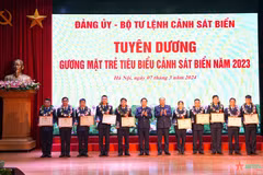 Lãnh đạo Bộ Tư lệnh Cảnh sát Biển trao bằng khen và tặng thưởng các gương mặt trẻ Cảnh sát Biển tiêu biểu và triển vọng năm 2023. (Nguồn: Quân đội Nhân dân)