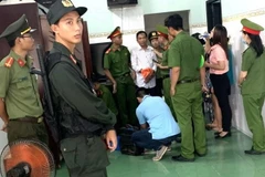 Công an khám xét nhà bị can Hoàng Tuy. (Ảnh: Công an Bình Thuận)