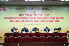Đoàn Chủ tịch chủ trì hội thảo. (Ảnh: Mạnh Tú/TTXVN)