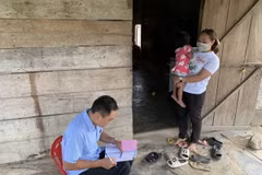Trung tâm Kiểm soát Bệnh tật tỉnh Đắk Lắk kiểm tra thông tin tiêm chủng phòng bệnh viêm não Nhật Bản tại khu vực ghi nhận trường hợp mắc bệnh. (Ảnh: TTXVN phát)