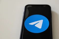 Biểu tượng của Telegram trên màn hình điện thoại. (Ảnh: AFP/TTXVN)